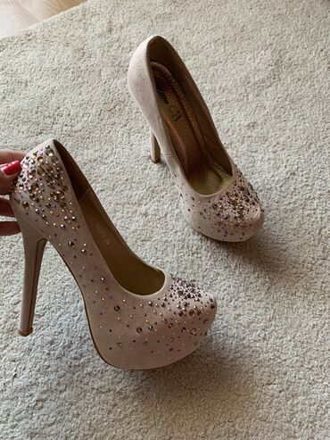 srebrna haljina i cipele: Salonke, Catwalk, 38