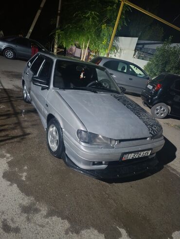 купить задний фонарь тойота авенсис бу: Серебристый автомобиль хэтчбек с характерным дизайном передней части