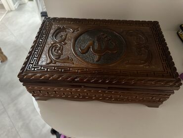 köhnə taxta: Oyma naxışlı taxta qutu

Quran qabı