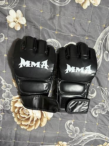 Əlcəklər: MMA və boks üçün əlcək dəsti - 2 cüt: MMA yarımbarmaq əlcəkləri və — 1