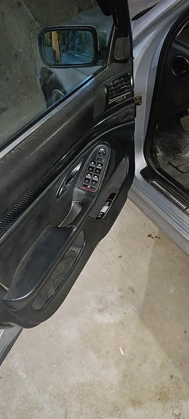 akril şüşə: BMW 5 Series E39 sedan – gümüşü rəngdə, 4 qapı. Xüsusiyyətlər: - — 7