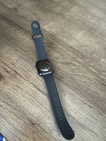Apple Watch: Apple Watch 9 45мм в хорошем состоянии, есть мелкие царапины, акб 92%