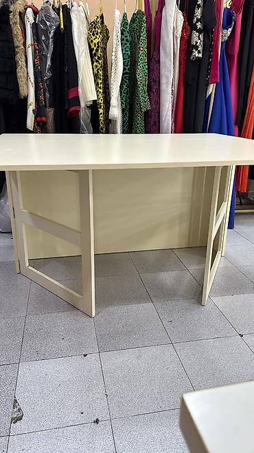 Təkərsiz, sabit konstruksiyalı iş/masaüstü masa. - Material: ağ/bej