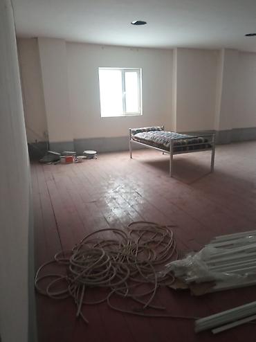 Аренда бутиков: Сдаю помещение 260кв, есть горячая вода, душ, туалет, свет, трёх — 4