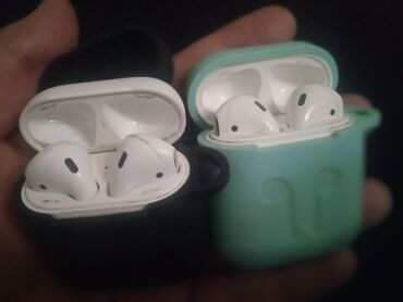 Наушники: Airpods 1 оригинал Чёрный держит заряд 2 часа Кейс заряжает ещё на