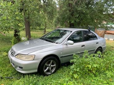 арзан авто машиналар: Серебристый седан Honda Accord с багажником на крыше. Автомобиль
