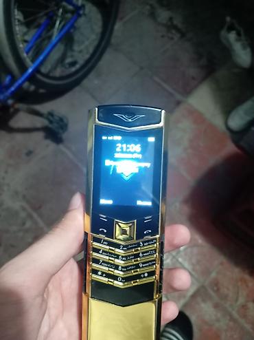 Qızılı rəngli düyməli telefon - Klassik monoblok dizayn, metalik