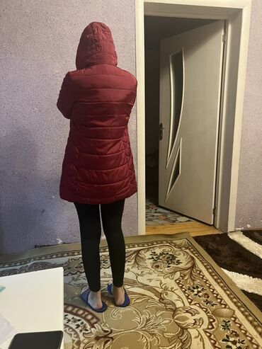 женские леггинсы на флисе: Qadın üçün qırmızı rəngli qışlıq/yarım mövsüm qısa plaş-kurtka. -