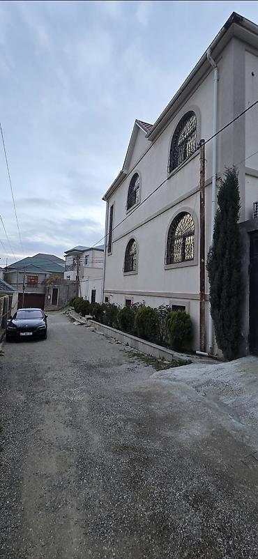 pirsagida satilan evler: Satılır – geniş həyət evi - Üç mərtəbəli, mansardlı mülk. - Fasadda — 1