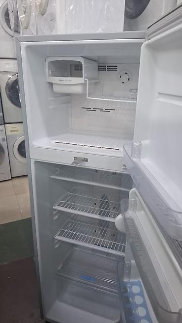 Mətbəx texnikası: LG markalı, ikiqapılı soyuducu. Üst hissədə dondurucu, alt hissədə isə — 2