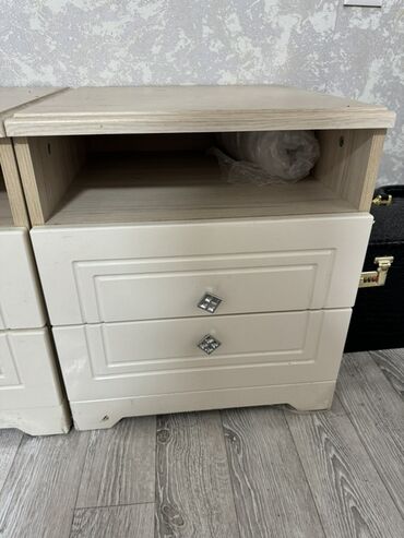 Спальные гарнитуры: Спальный гарнитур в классическом стиле, цвет айвори. Состав: - — 4