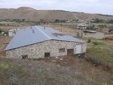 Qarajlar: Ferma tipli daş tikili və torpaq sahəsi - Kənd