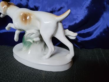 Staro posuđe i escajg: Figura nova pasa 7.god.Lippelsdorf Nemacka. Porcelanska figura — 6