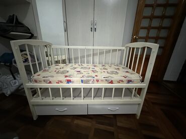 Манежи-кровати: Деревянная кровать 120х60 со съемной стороной, можно приставить к