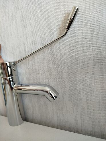 Duş başlıqları: VitrA markalı uzun qolu olan qarışdırıcı (leykli-laborator tipli kran)