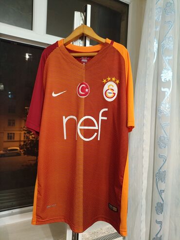 futbolçu forması: Galatasaray 2016/2017 Home Kit. "M" razmer. Salam. Hər vaxtınız