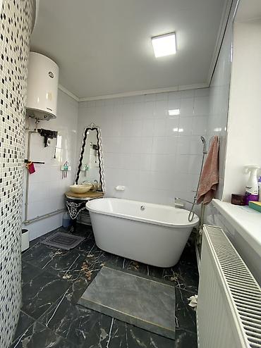 Продажа коттеджей и домов: 🏡 Үй сатылат! 📍 Дарек: Ош Обл Фуркат кичи району. ул Амана Акматова — 9