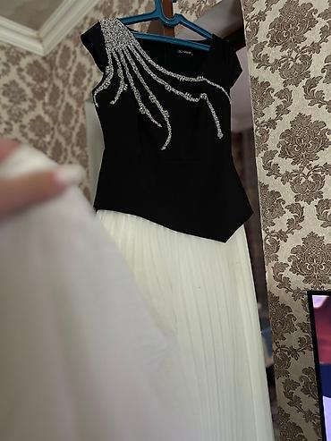 Dəstlər, kostyumlar: Bershka qadın dəst - Rəng: ağ/ekru - Ölçü: XS (EUR XS / USA XS / MEX — 13