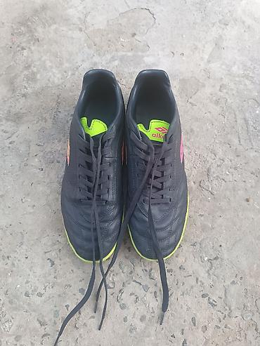 Butslar: Futbol kramponları - Rəng: qara üst hissə, neon-yaşıl detallı və — 1