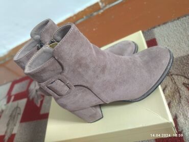 обувь женская классика: Продаю одевала один раз состояние отличное размер 1000сом