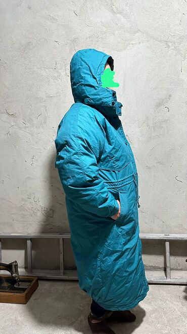 Плащи: Продаю зимнюю фабричную куртку голубого цвета 52 размера Женская