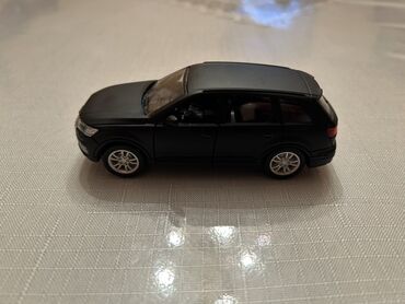 Avtomobil modelləri: Maqnitli qapıları olan metal oyuncaq SUV maketi - Gecəqara rəngli — 4