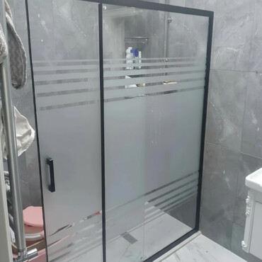 hamam ucun krantlar: Şüşə duş kabinası, hamam otaqları üçün nəzərdə tutulmuş. Qara