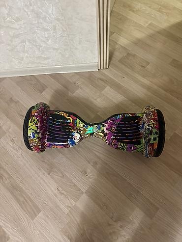 Rəngarəng qrafiti dizaynlı hoverboard (segway) təqdim olunur. Model