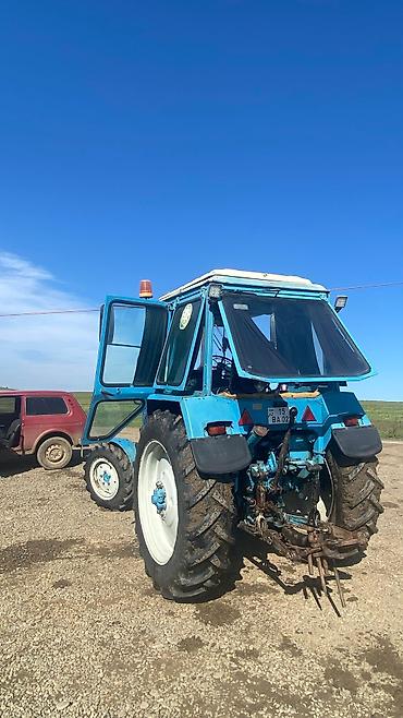 Traktorlar: Belarus MTZ traktoru - Rəng: mavi, kabinli versiya - Ön və arxa iri — 2