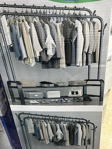 черный метал продаю: Напольная вешалка-гардероб с двумя рядами перекладин и двумя полками — 1