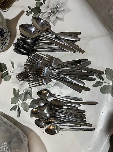 Наборы посуды: Набор для чаепития из фарфора. Состав: - 4 мини-чайника с крышками — 8