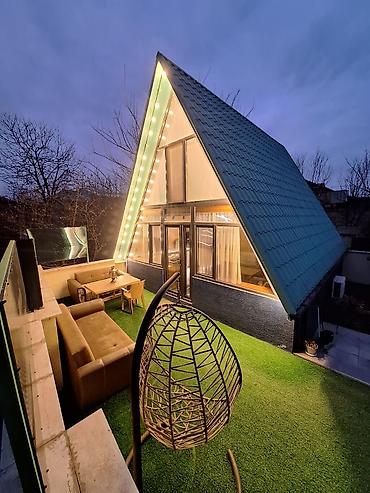 Bağ evlərinin kirayəsi: A-frame üslubunda komfortlu kottec Xüsusiyyətlər: - Üçbucaq formalı — 1