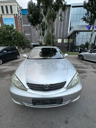 corolla runx: Предлагается автомобиль Toyota Camry серебристого цвета. Это надежный