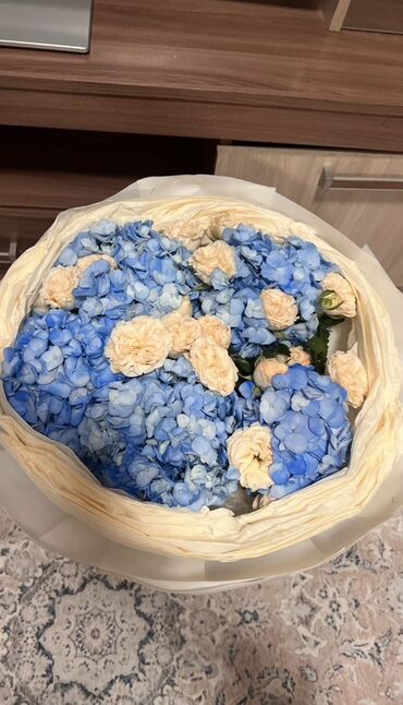 купить кровать бу кривой рог: Авторский букет с гортензиями и розами - Состав: крупные соцветия