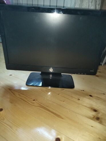 HP 610L monitor qara rəngdə, sabit dayaqlı və düz ekrana malikdir