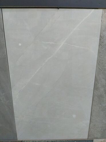 3d kafel metlax: Mərmər naxışlı, açıq boz rəngli keramika plitəsi. Bu plitə hamam