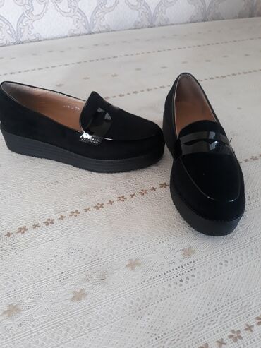 черная обувь: Лоферы/туфли женские
размер 36,5 - 37, почти новые