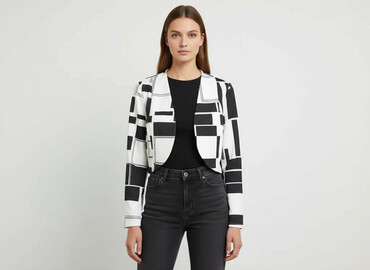 box z koszulkami piłkarskimi: Shein, Women`s outwear, size L