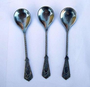 Staro posuđe i escajg: 4 + 1 posrebrena kašišica. Četiri (11 cm) plus jedna (9,5 cm) — 2