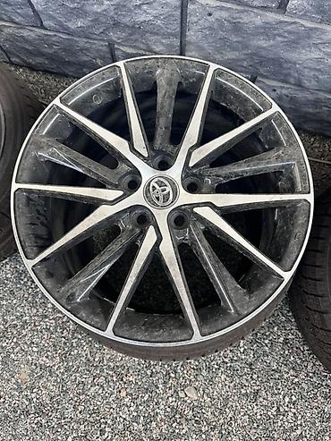 124 e500: Комплект из 4 оригинальных литых дисков Toyota с шинами. - Диаметр — 5