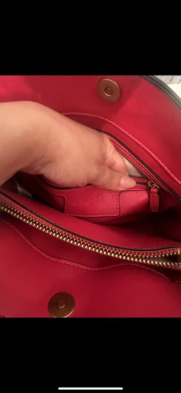 Çantalar: Temiz deridi. Bezi yerlerinde atma var, istifadeye engel deyil. Xahish — 6