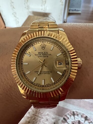 продаю золотые часы: Продаю женские часы. Очень красиво смотрятся на руке. Очень легкие