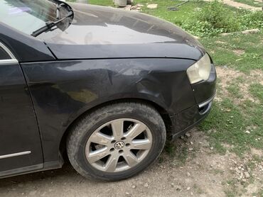 продаю связи с переездом: Автомобиль Volkswagen Passat B 6 черного цвета, четырехдверный седан