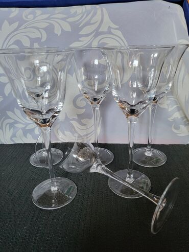 Čaše: Case nove za vino iz 2009g. Sve na casama odsjaj od svetla. Komada 6 — 4