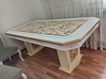metbex oturacaqlari: İşlənmiş, Açılmayan, Dördbucaq masa