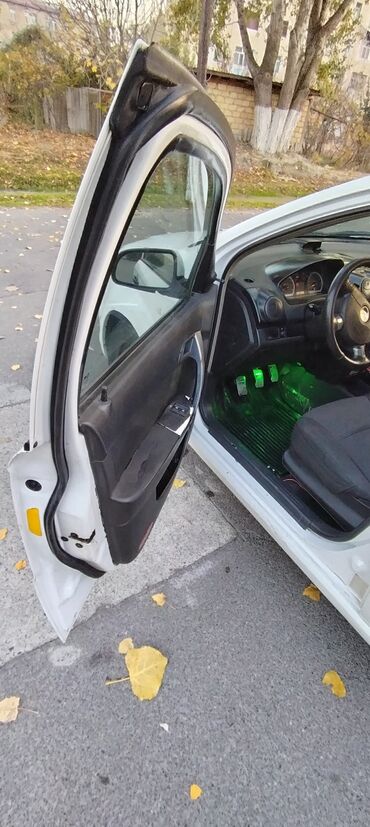 Chevrolet: Chevrolet Aveo: 1.2 l | 2011 il 420000 km Sedan — 6