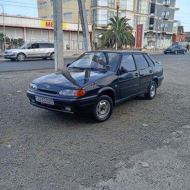 Bu, qara rəngli Lada 2110 sedanıdır. Avtomobil qabarıq qapı