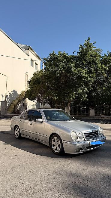 b class: Mercedes-Benz E‑Class sedan (W210), gümüş rəng. - Kuzov: sedan — 4