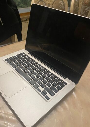 noutbuk klaviaturalari: Apple MacBook Pro noutbuku - Korpus: Alüminium unibody, gümüş rəng -