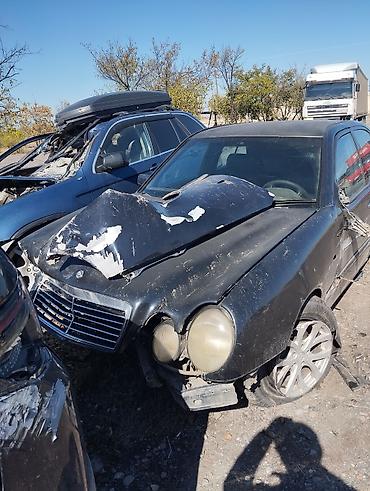 chevrolet eguinox: Mercedes-Benz E‑Class W210, седан, черный цвет. Автомобиль после ДТП — 3